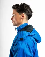 Campera de nylon color bordó con capucha y forro micropolar negro. Tiene cierre frontal, bolsillos laterales con cierre y un bolsillo vertical en el pecho con cierre.
