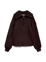 Sweater tejido de punto acanalado en color marrón chocolate, con cuello alto y cierre frontal parcial. Presenta mangas largas con puños ajustados y diseño de calce regular.