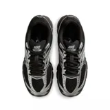 Championes Nike Air Max Moto 2K, con diseño inspirado en el running de los años 2000 y estética Y2K, confeccionados con capellada de cuero sintético y material textil en color negro con detalles metalizados plateados. Incorporan tecnología Max Air para amortiguación y suela de goma resistente.