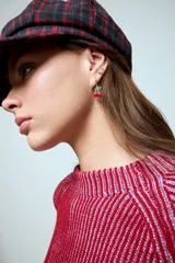 Aros tipo argolla pequeña con dije colgante en forma de cerezas esmaltadas en color rojo con hojas verdes.