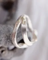 Anillo abierto de plata 925 con diseño irregular y textura martillada.