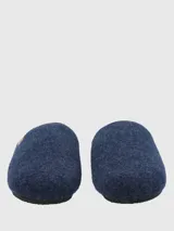 Pantuflas de fieltro color azul marino, con diseño tipo sueco, interior forrado en corderito sintético y suela plana.
