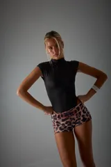 Body negro de manga corta y cuello alto, de tela elastizada.