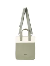 Matera de diseño vertical en combinación de colores verde oliva y beige, confeccionada en material sintético. Cuenta con doble asa de mano fija y una correa larga regulable con el nombre de la marca estampado. Incluye logo de la marca grabado en la parte inferior frontal.