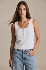 Musculosa blanca de algodón, de corte al cuerpo, con escote redondo y tapeta frontal con cuatro botones.