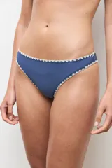 Bombacha de bikini azul con bordados decorativos en los bordes y tirantes finos ajustables en los laterales.