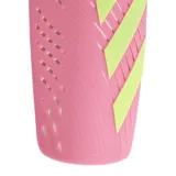 Canilleras Adidas Tiro Club color rosa con tres tiras diagonales amarillas y perforaciones para ventilación.