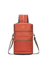 Mochila matera Discovery color naranja con diseño estampado geométrico. Cuenta con compartimento principal con cierre, bolsillo frontal con cierre, correas ajustables y desmontables, y manija superior.