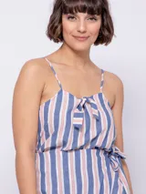 Top de algodón con estampa de rayas verticales en azul, blanco y rojo, con tirantes finos regulables y detalle de nudo en el escote.
