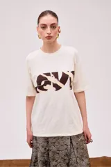 Remera color crudo de calce holgado con estampado de cebra y texto "LOVE" en marrón y lila.