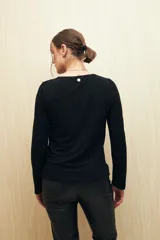 Top marrón de manga larga con textura metalizada y acabado glitter.