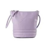 Bandolera lila de símil cuero con cierre superior, correa fija, herrajes plateados y un compartimento principal con un bolsillo interno con cierre y otro abierto.