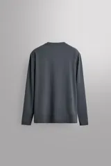 Camiseta de entrenamiento de manga larga y cuello redondo, confeccionada en tejido técnico ligero y elástico con tecnología de secado rápido. Presenta costuras planas para mayor resistencia y comodidad durante el movimiento, con un pequeño logo estampado en el bajo.