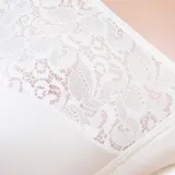 Soutien básico color crudo, sin aro, confeccionado con tela que contiene fibra LYCRA® combinado con puntilla elastizada. Breteles elásticos anchos regulables y broches en espalda.