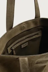 Bolso shopper vertical confeccionado en piel con acabado serraje, color verde militar, con compartimento principal y dos asas de hombro.