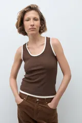 Musculosa de algodón color chocolate con cuello y sisas en contraste color blanco.