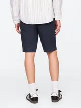 Short de corte skinny, color azul marino, con cierre de botón y cremallera, bolsillos laterales y traseros.