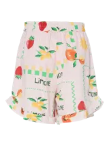 Short de tiro alto con cintura elástica y detalle de volados en el ruedo. Presenta un diseño estampado con motivos frutales y soles sobre fondo rosado, con un corte holgado y fresco.