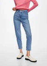Pantalón de jean estilo mom-fit, de tiro alto y corte recto con largo al tobillo. Presenta cinco bolsillos, trabillas para cinturón y cierre frontal con cremallera y botón.