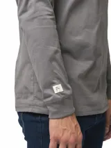 Remera de manga larga con cuello redondo, confeccionada en algodón, de corte clásico y diseño minimalista con detalle de etiqueta pequeña en el ruedo.