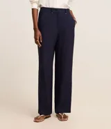 Pantalón recto de cintura alta color azul marino, confeccionado en viscosa, con trabillas en la cintura, elástico detrás de la cintura y frisos delanteros.