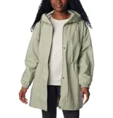 Campera impermeable Columbia modelo Splash Side II, color verde claro, con tecnología Omni-TECH transpirable y costuras selladas. Presenta capucha ajustable con cordón, cintura entallada con cordón interno, bolsillos laterales, puños elásticos y faldón posterior.