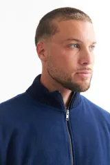 Campera azul marino de polar con cierre frontal, cuello alto y puños y cintura acanalados.