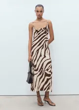 Vestido midi de viscosa con estampado de cebra en tonos marrón y beige. Presenta un diseño recto con cuello drapeado y tirantes finos ajustables.