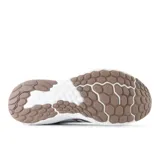 Championes New Balance Fresh Foam X Evoz V4, color gris claro con logo marrón, ideales para running. Cuentan con tecnología Fresh Foam X, capellada de malla transpirable y suela de goma resistente.