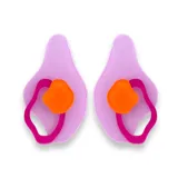 Par de aros colgantes con diseño abstracto, compuestos por una base de acrílico color lila, un círculo de acrílico naranja y una figura irregular de acrílico fucsia.