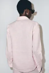 Camisa de lino Zara Woman Collection, color rosado, con cuello solapa, manga larga con puño ancho y cierre frontal de botones.