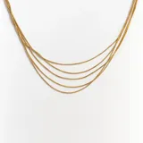 Collar dorado con cinco cadenas finas de acero.
