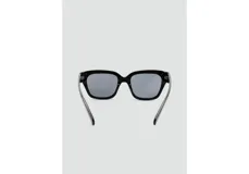 Lentes de sol con armazón de policarbonato negro y diseño cuadrado.
