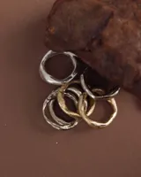 Anillo de diseño artesanal con textura orgánica e irregular, disponible en bronce, alpaca o plata 925. Se vende por unidad y es ideal para combinar con otros anillos.