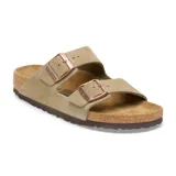 Sandalias Birkenstock Arizona de cuero color taupe, con dos correas ajustables con hebillas metálicas color cobre y plantilla anatómica de corcho y látex.