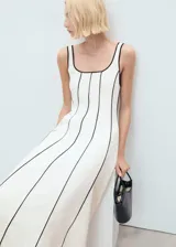 Vestido midi de algodón con diseño sin mangas, cuello escotado y tirantes anchos. Presenta un corte recto con costuras verticales en relieve que crean un efecto de rayas en contraste.