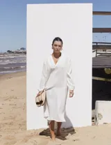 Vestido túnica blanco de corte recto, con escote en V y mangas largas.