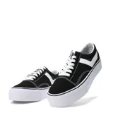 Championes Pony de plataforma, color negro con detalles en blanco. Diseño de caña baja con cordones y suela de goma gruesa.