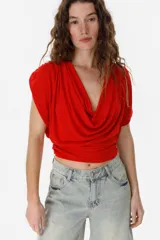 Top rojo con cuello drapeado y mangas cortas.
