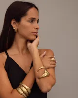 Aros tipo argollas de diseño artesanal con acabado texturizado y forma irregular. Fabricados en bronce y alpaca, con pernos y cierres de plata 925.