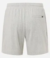 Bermuda masculina color blanco con textura jacquard en patrón chevron, cintura elástica con cordón y bolsillos funcionales.