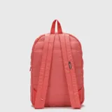 Mochila de diseño acolchado con acabado mate, compartimento principal con cierre, bolsillo frontal con cierre y correas acolchadas ajustables. Incluye compartimento interno para laptop de hasta 15 pulgadas y logo de la marca en la parte inferior.