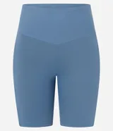 Bermuda deportiva de poliamida color celeste, de tiro alto con cintura ancha y ajuste ceñido al cuerpo.