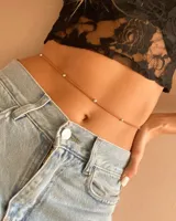 Cadena para el cuerpo color marrón con pequeñas cuentas plateadas.