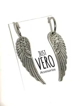Aros colgantes de acero quirúrgico plateado, con forma de alas de ángel y cierre tipo argolla.
