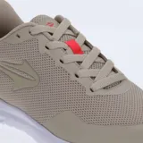 Championes Topper Strong Pace III color beige con detalles en fucsia y suela blanca. Capellada de mesh y ajuste con cordones.