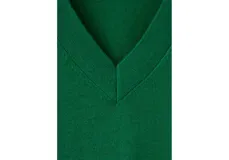 Jersey de punto fino color verde, de corte recto, con cuello en V y manga larga.