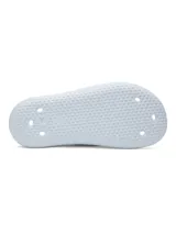 Sandalias de una sola pieza moldeadas en EVA, color celeste claro, con diseño ergonómico, orificios de drenaje laterales y logo de la marca en relieve sobre la banda superior.