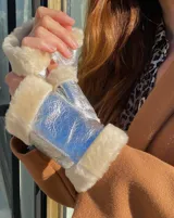 Guantes mitones de cuero plateado con interior y bordes de corderito sintético color crema.