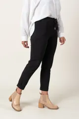 Pantalón de corte recto y estilo casual, confeccionado en tejido con acabado agamuzado. Presenta cintura elástica con cordón de ajuste y bolsillos laterales.